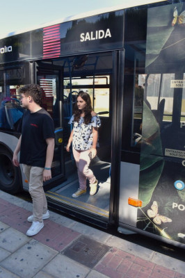 Para bajar del autobús, el pasajero deberá esperar a que el vehículo esté totalmente parado y abra la puerta correspondiente. Tendrá que bajar respetando su turno y sin empujar.