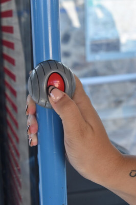 Quan un usuari vulga baixar de l'autobús, haurà de polsar el botó de parada amb la suficient antelació perquè el conductor no haja de donar cap frenada i pose en perill a la resta de passatgers.