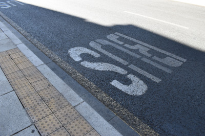 Do not park your vehicle at bus stops, thus preventing the vehicle from entering the traffic properly. Do not park your vehicle at bus stops, thus preventing the vehicle from entering the traffic properly.