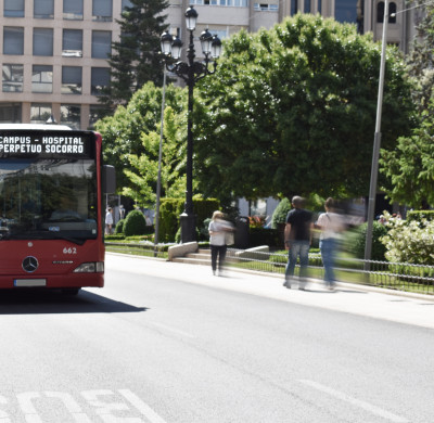 Ride in the middle of the sidewalk and avoid riding close to the road, so that the driver is not forced to perform dangerous maneuvers.