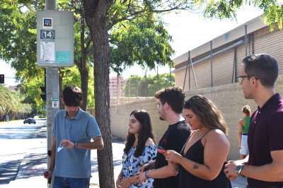 Mientras los usuarios esperan al autobús en la parada, deberán esperar en ella, guardando el turno y sin ocupar la calzada.