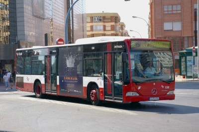 Augmente la separació en els girs i rotondes. Els autobusos, per a realitzar unes certes maniobres en ciutat, poden necessitar més espai i arribar a ocupar més d'un carril.