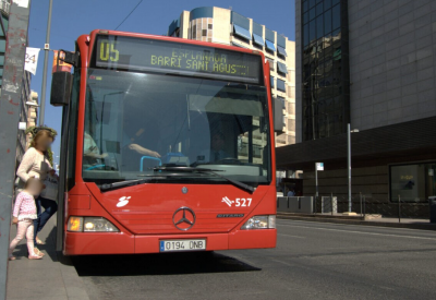 When the bus is stopped and its passengers are getting on or off, pass it with caution, moderating your speed to avoid accidents with passengers or children who may cross your path.