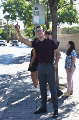 When the bus arrives, the user must raise his or her hand, with enough time to allow the driver to stop the bus safely.