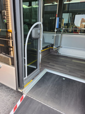 La puerta de acceso de los pasajeros en silla de ruedas cuenta con una barra central, para facilitar el acceso.
