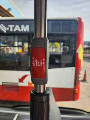 Pulsadores de Stop con su transcripción al sistema Braille.