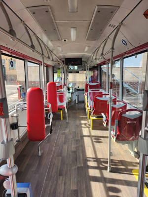 Piso bajo y adaptado (material antideslizante y antirreflejos).