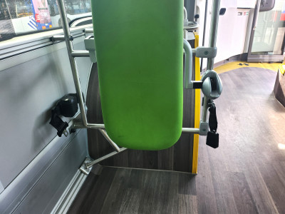 Anclajes de seguridad para pasajeros con silla de ruedas y escúteres.