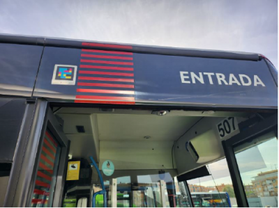 Código Navilens para ayudar a las personas con discapacidad visual, informando de la línea del bus y dirección.