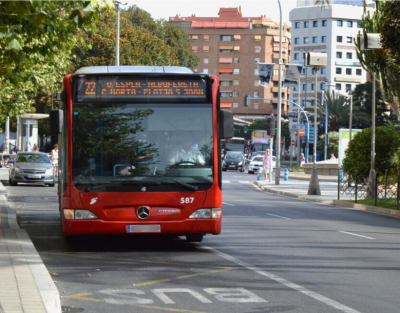 Respete el carril bus, invadirlo para adelantar unos metros en un atasco, ocasiona situaciones de riego, entre otros inconvenientes.
