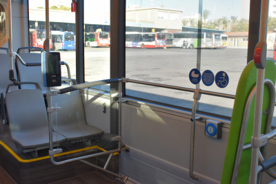 Existencia de canceladora en la zona de espacio de asiento reservado para silla de ruedas, esta canceladora está en modo consulta de viajes, si necesita validar el billete debe avisar al conductor para que la active.