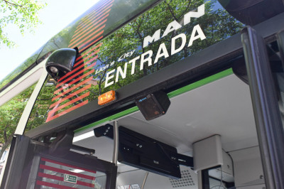 Il·luminació de cortesia en l'accés a l'autobús.