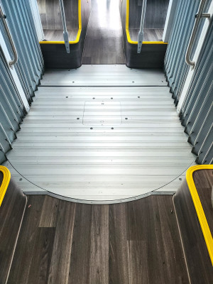 En los autobuses articulados, el pavimento correspondiente a la articulación, tiene un alto contraste en textura y color con relación a las áreas de pavimento adyacentes.