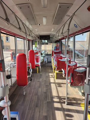 Pis baix i adaptat (material antilliscant i antireflexos).