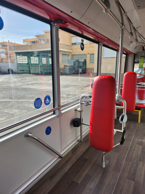 Places reservades a persones en cadira de rodes/escúter mitjançant espais lliures de seients.