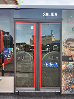 Portes identificades amb un color que contrasta amb el color de fons.