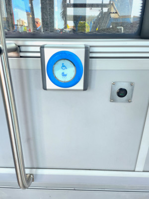 Pulsadores solicitud de parada adaptados junto a las plazas PMRSR