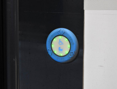 Pulsador para solicitar rampa elevadora