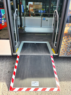 Rampa de acceso para facilitar el acceso a personas en silla de ruedas o escúter.