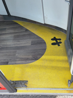 Vora d'escaló senyalitzats en color de contrast.