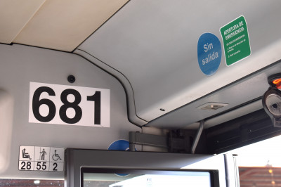Identificación del autobús en el interior del mismo, por medio de la señalética.