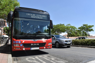 Si va circulant, facilite la incorporació de l'autobús a la via cedint-li el pas en eixir de la parada i evite circular al voltant dels seus punts cecs per a evitar possibles accidents.