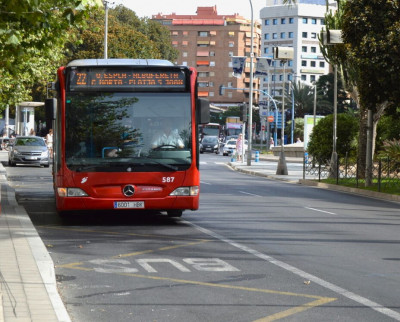 Respecte el carril bus, envair-lo per a avançar uns metres en un embós, ocasiona situacions de reg, entre altres inconvenients.